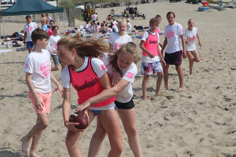 Anche football americano in spiaggia al campo estivo sport acquatici