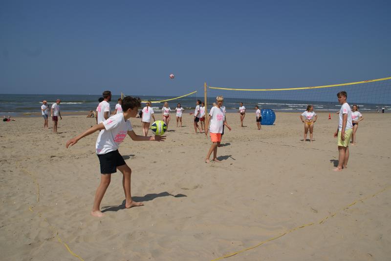 I ragazzi giocano a beach volley al campo estivo sport acquatici