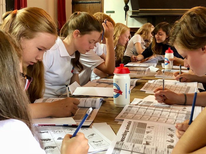 Nella vacanza studio i ragazzi studiano insieme