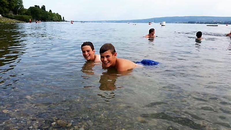Al campo internazionale sul Lago Costanza ci sono due ragazzi che stanno facendo il bagno nel lago