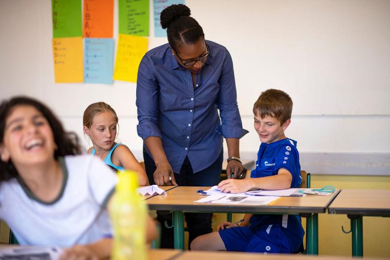 Al campo internazionale sul Lago Costanza ci sono i bambini in classe che stanno facendo lezione insieme alla maestra 