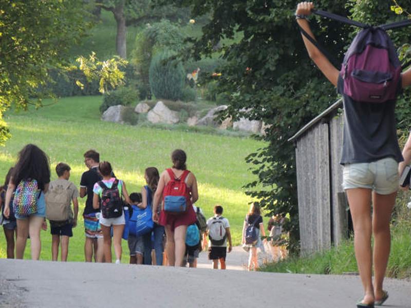 Al campo internazionale sul Lago Costanza ci sono un gruppo di ragazzi che sta andando a fare una camminata 