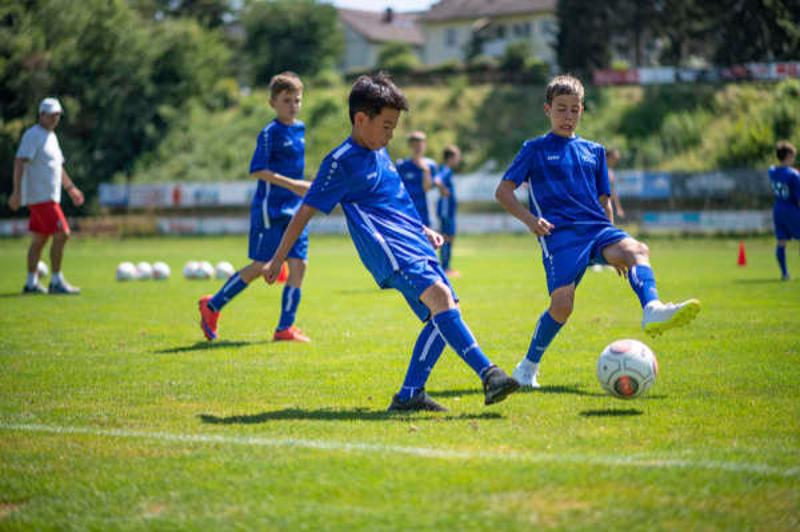 Al campo internazionale sul Lago Costanza ci sono dei bambini che stanno facendo una partita di calcio in campo 