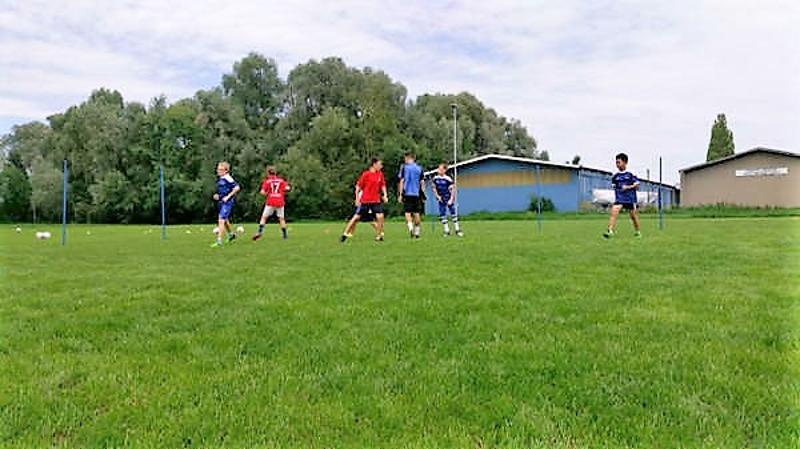 Al campo internazionale sul Lago Costanza dei ragazzi si stanno allenando giocando a calcio 