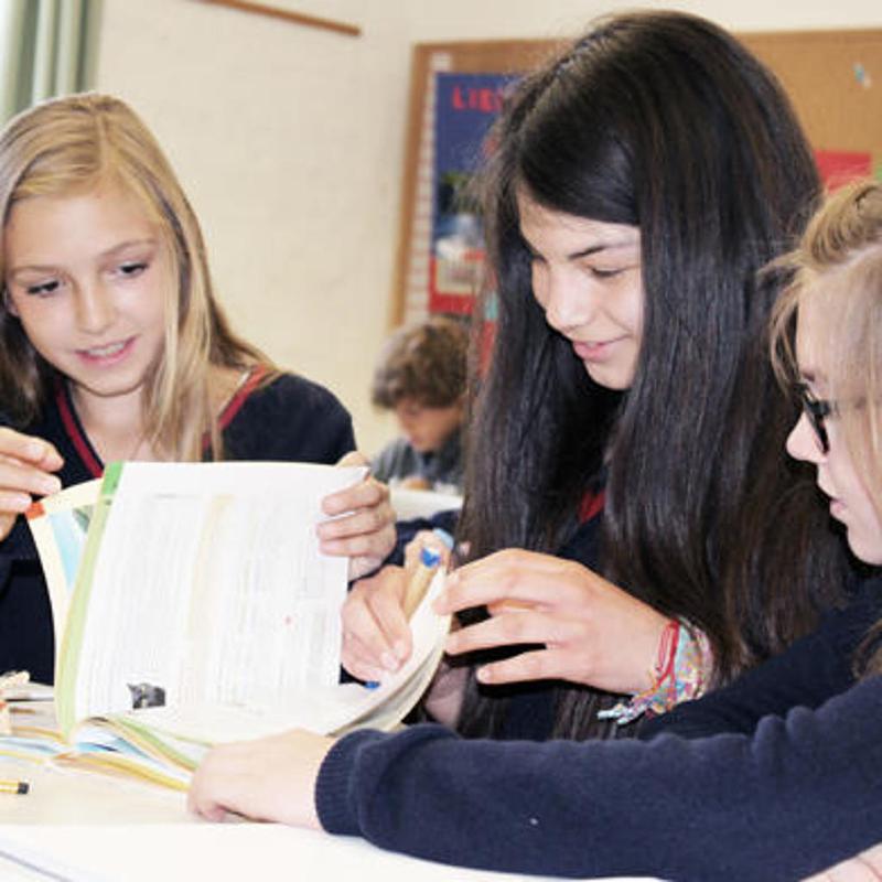 Al campo internazionale sul Lago Costanza le ragazze stanno studiando insieme 