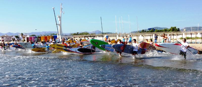 Al campo estivo in Spagna i ragazzi stanno entrando in acqua per fare attività