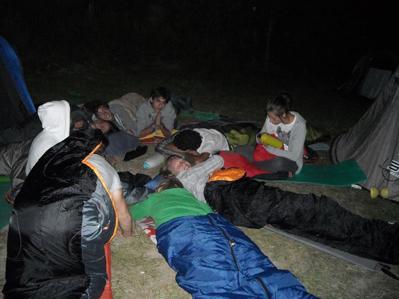 I ragazzi fanno bivacco al al soggiorno linguistico francese