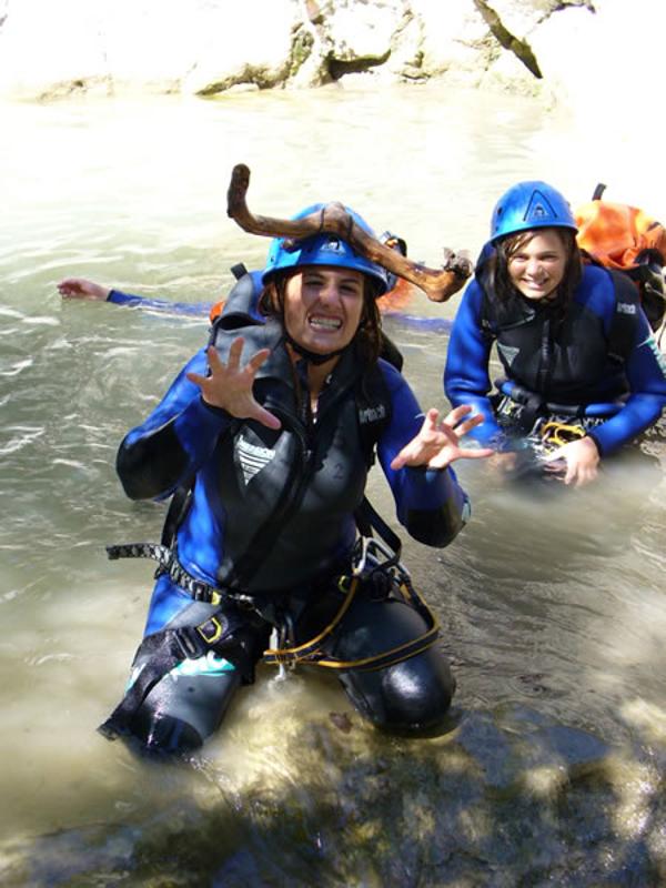 I ragazzi stanno facendo bagno nel fiume al soggiorno linguistico francese