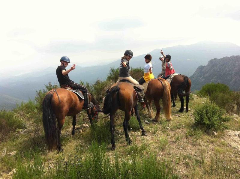 Bambini che sono a cavallo sulle montagne al soggiorno linguistico francese