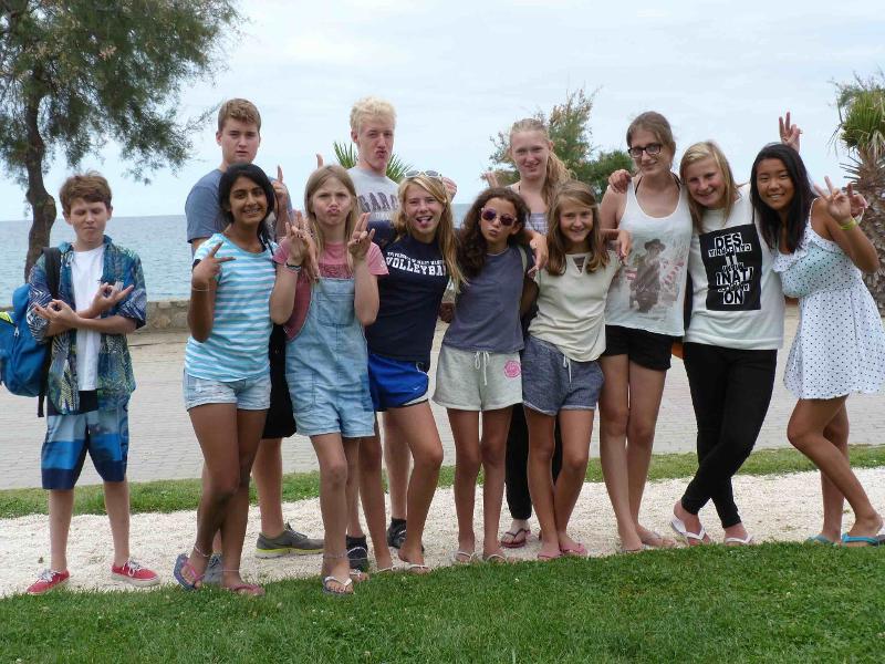 Durante il soggiorno linguistico francese alcuni ragazzi si abbracciano insieme vicino alla spiaggia
