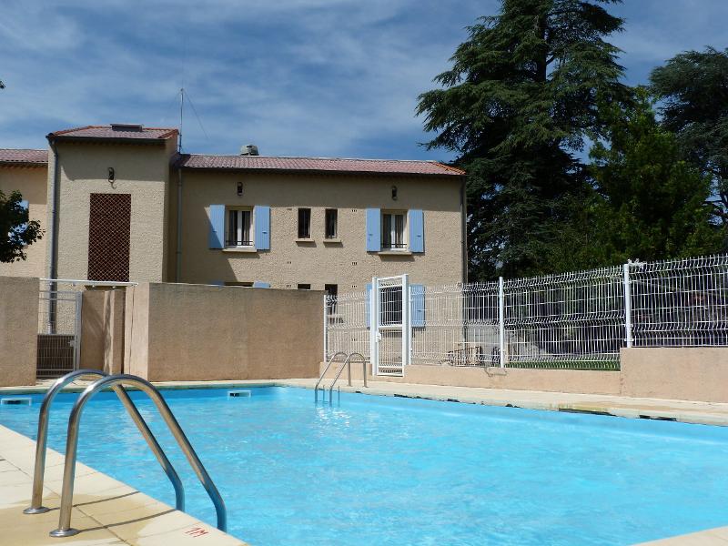 Una fantastica piscina esterna al soggiorno linguistico francese