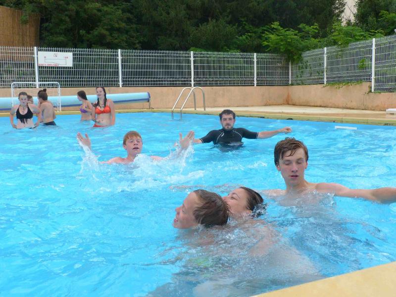 Piscina e amici al soggiorno linguistico francese