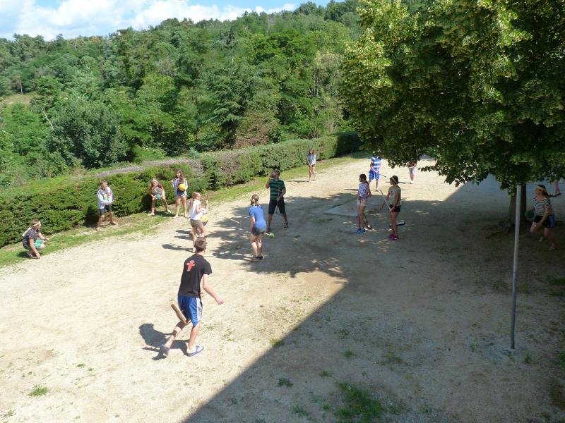 I ragazzi del soggiorno linguistico francese giocano a quidditch in un parco