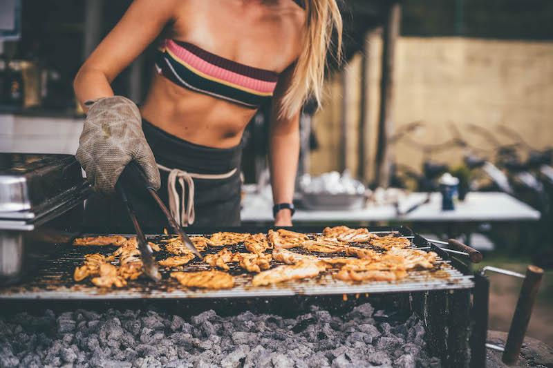 Alla Vacanza internazionale per ragazzi in Cantabria una ragazza fa il barbeque