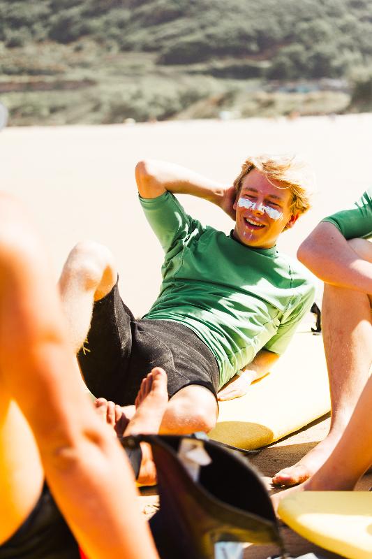 Alla Vacanza internazionale per ragazzi in Cantabria un ragazzo sta prendendo il sole in spiaggia