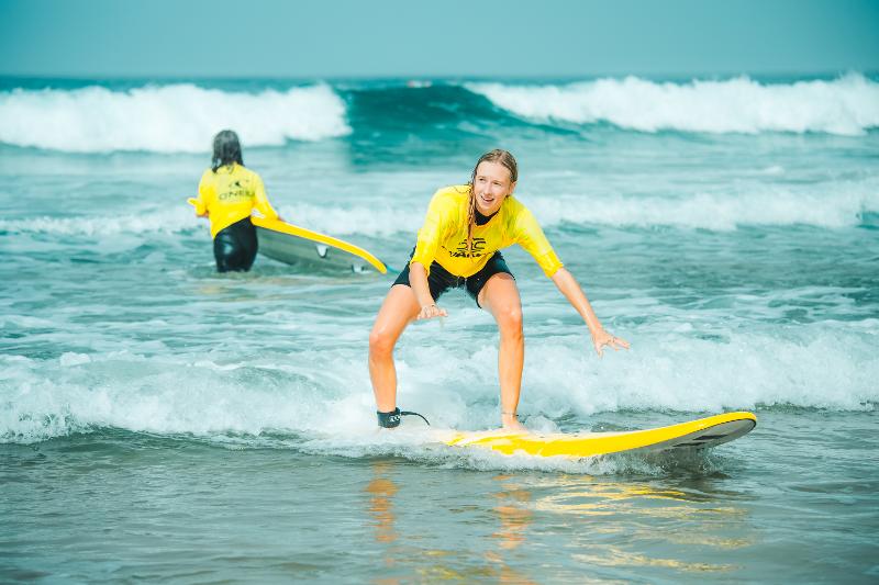 Alla Vacanza internazionale per ragazzi in Cantabria due ragazze stanno surfando