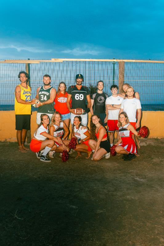 Alla Vacanza internazionale per ragazzi in Cantabria c'è un gruppo di cheerleader e giocatori di basket 