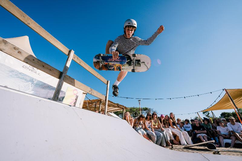 Un ragazzo esegue un trick con lo skateboard durante il viaggio di gruppo