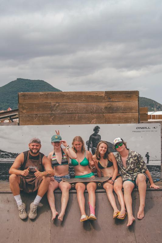 Alla Vacanza internazionale per ragazzi in Cantabria ci sono diverse persone sedute che sorridono