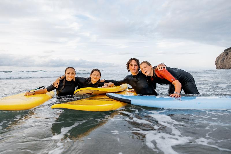 I ragazzi dello scambio culturale in Spagna si riposa sulle tavole da surf