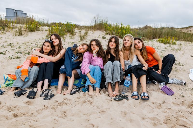 Alla Vacanza internazionale per ragazzi in Cantabria della regazze sono sedute sulla spiaggia