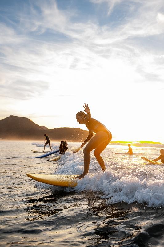 Alla Vacanza internazionale per ragazzi in Cantabria una ragazza fa surf sulle onde