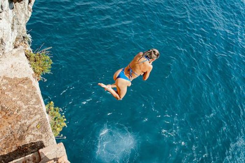 Alla Vacanza internazionale per ragazzi in Cantabria c'è una ragazza che si tuffa da una scogliera