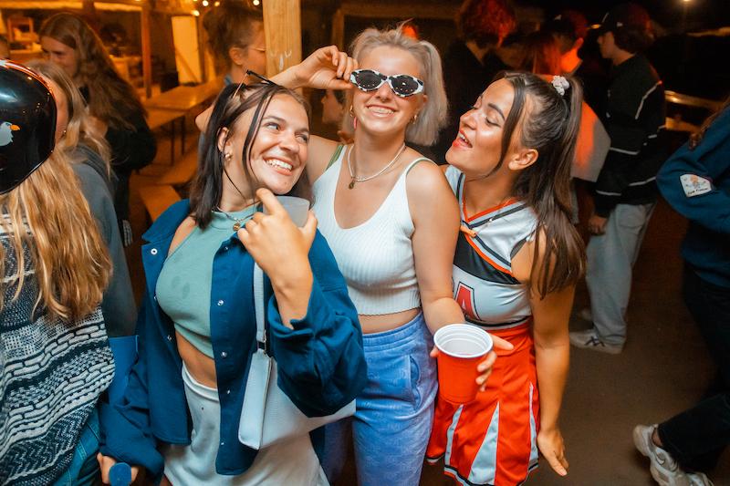 Alla Vacanza internazionale per ragazzi in Cantabria ci sono tre ragazze che sorridono 