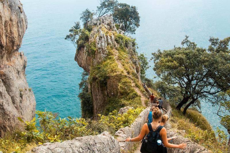 Alla Vacanza internazionale per ragazzi in Cantabria stanno scendendo da una montagna vicino al mare