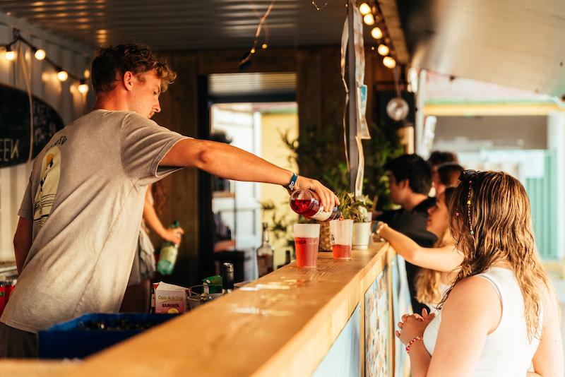 Alla Vacanza internazionale per ragazzi in Cantabria un barman sta versando dei drink