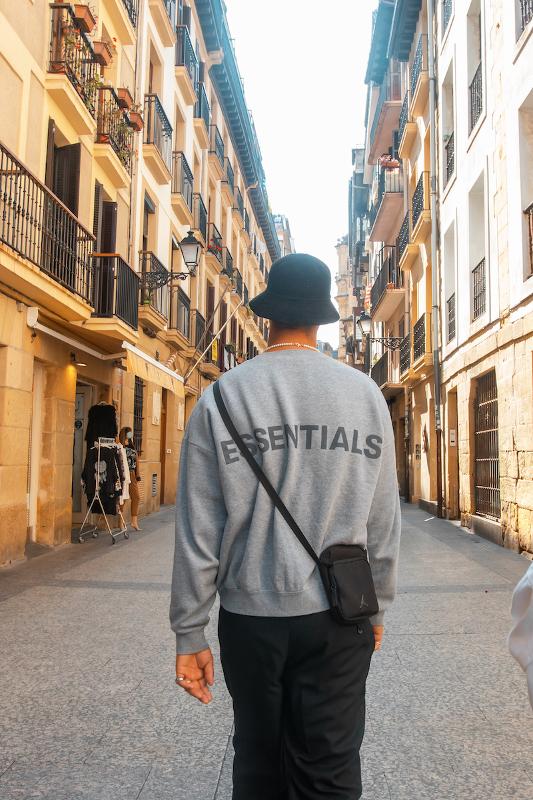 Alla Vacanza internazionale per ragazzi in Cantabria un ragazzo cammina nella città