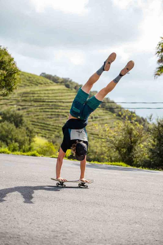 Alla Vacanza internazionale per ragazzi in Cantabria un ragazzo fa acrobazie su uno skateboard