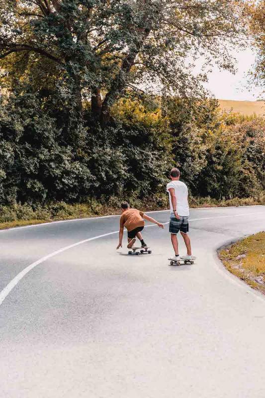 Alla Vacanza internazionale per ragazzi in Cantabria ci sono 2 ragazzi che fanno skateboard