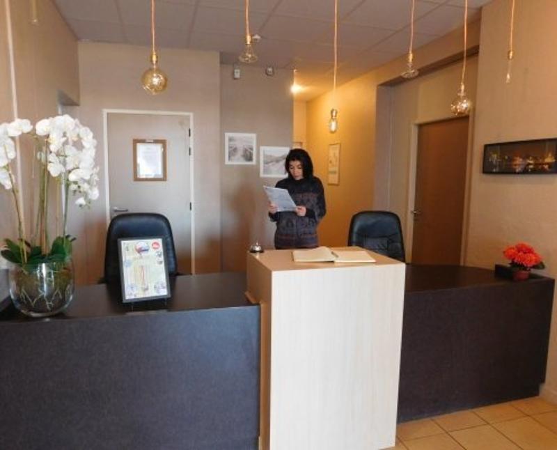 Al soggiorno linguistico c'è una reception moderna e spaziosa