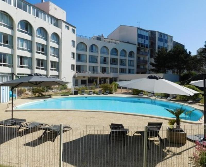 Al soggiorno linguistico c'è una piscina esterna attrezzata 