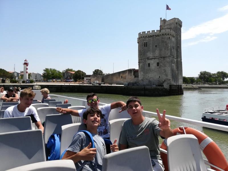 Al viaggio studio francese, alcuni ragazzi fanno una gita in battello ammirando una fortezza
