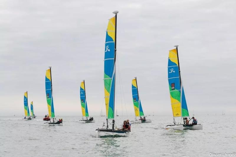 Al soggiorno linguistico ci sono molte barche a vela in mare