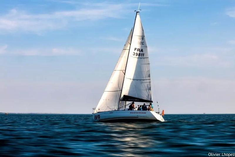 Al soggiorno linguistico c'è una grande barca a vela che sta navigando in mare