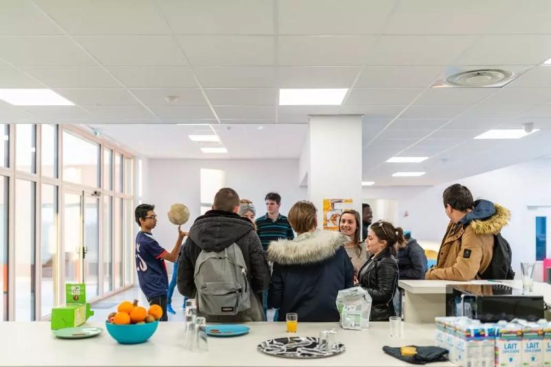 Durante il soggiorno linguistico in Francia, i ragazzi si trovano in un'area comune e parlano