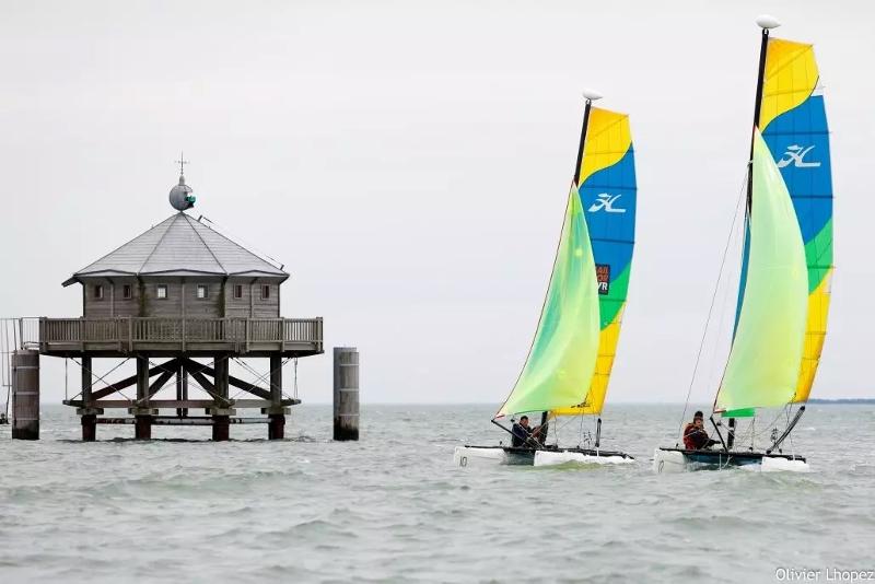 Al soggiorno linguistico ci sono due barche a vela che stanno navigando  