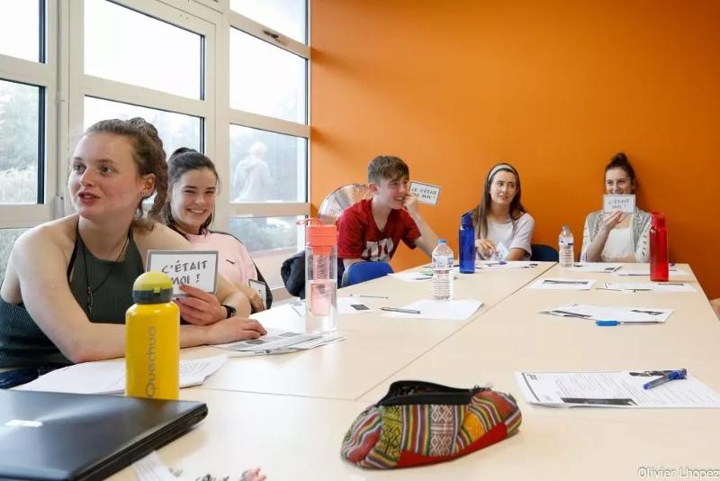 Al soggiorno linguistico i ragazzi stanno facendo una lezione di francese
