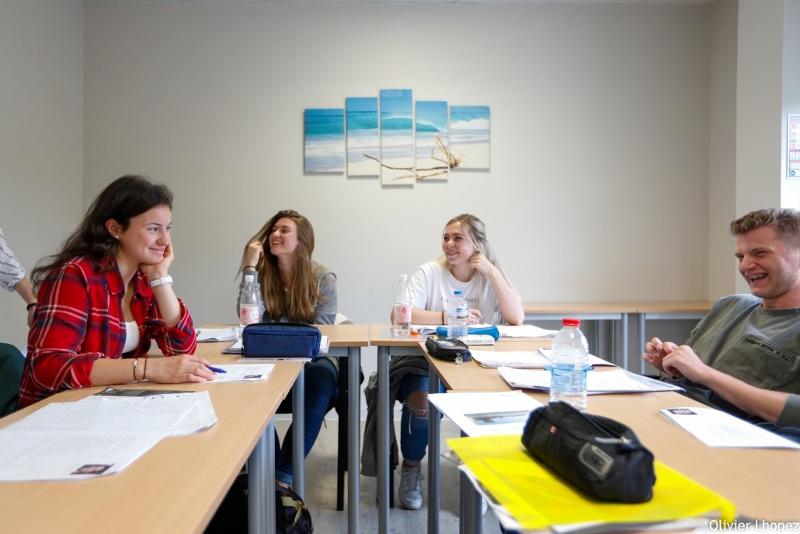 Durante il viaggio studio francese, quattro ragazzi sono in aula per la lezione di francese