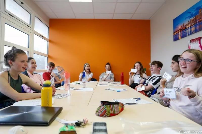 Al soggiorno linguistico in Francia tanti ragazzi stanno perfezionando la lingua in classe mentre si conoscono meglio e si divertono tra di loro
