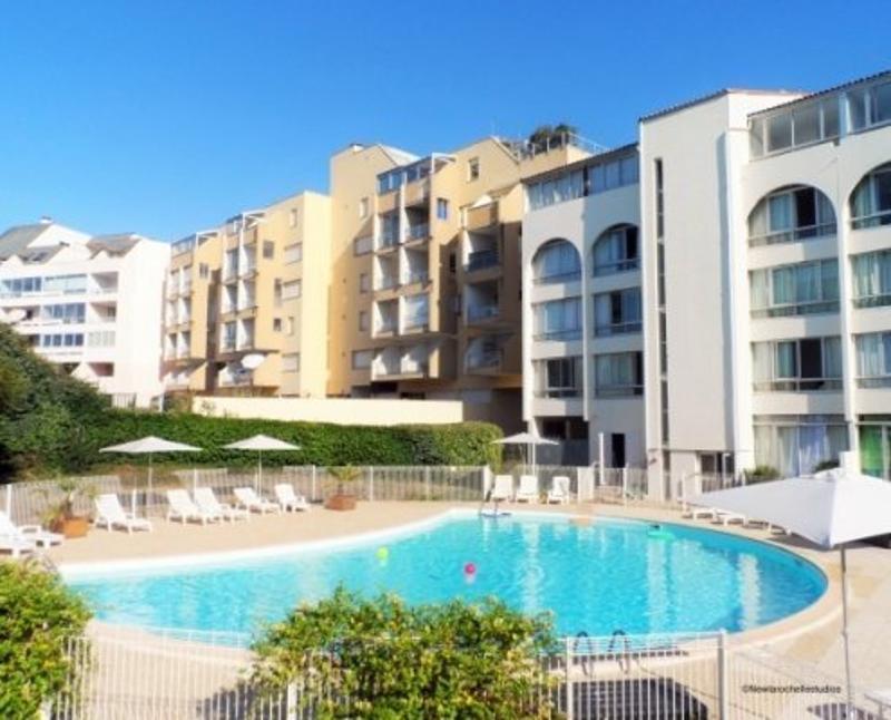 Al soggiorno linguistico c'è una piscina esterna molto bella