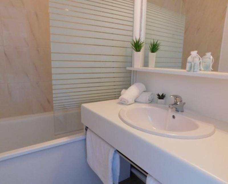 Al soggiorno linguistico c'è un lavandino di un bagno molto pulito