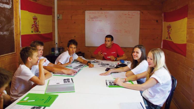 Alla vacanza studio spagnolo i ragazzi sono riuniti attorno al tavolo a studiare