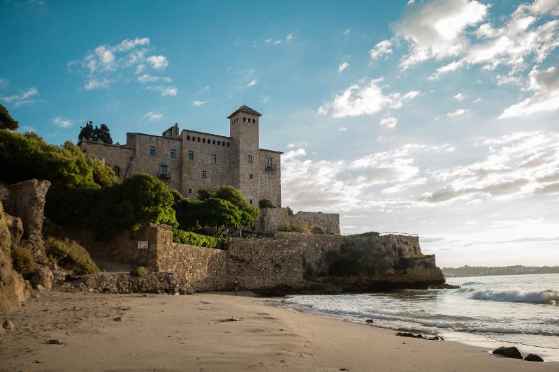 Un castello in riva al mare nei pressi del campo estivo attività in Spagna