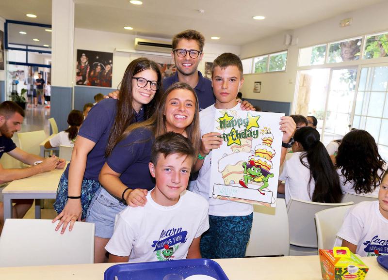 Alcuni ragazzi festeggiano il compleanno e sorridono insieme al campo estivo attività in Spagna