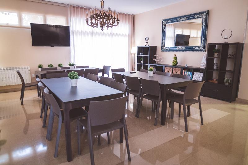 La sala da pranzo con i tavoli del campo estivo attività in Spagna