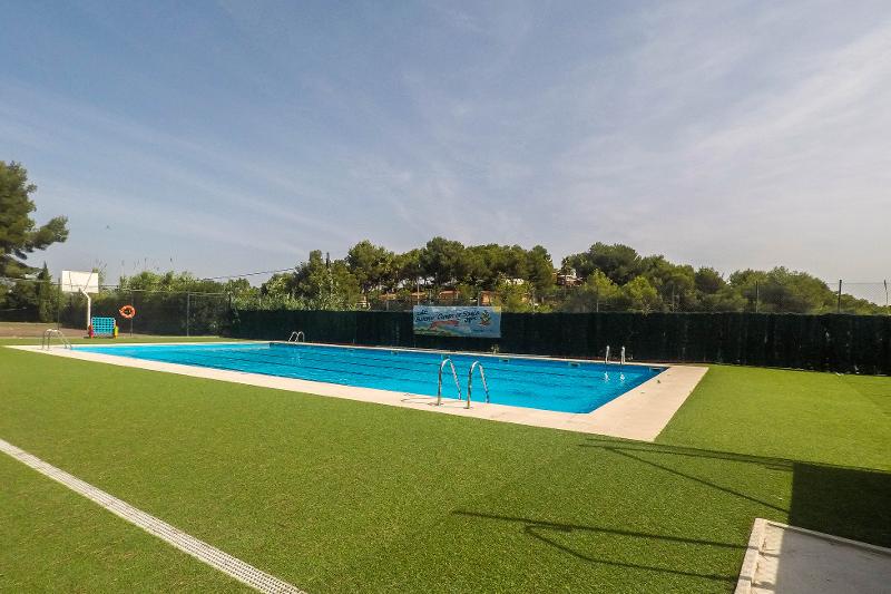 La piscina del campo estivo attività in Spagna immersa nel verde